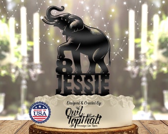 Può includere: Silhouette nera di un elefante in piedi sul numero 8 e il nome Jessie. Il topper per torta è realizzato negli Stati Uniti e progettato da Qu'il Topthat! Topper per torte personalizzati.