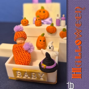 OOAK ミニチュア粘土製ベビードール - ハロウィンセット - マイクロリアル新生児人形 - 小さな魔女とゴースト、不気味なアクセサリー - ガラスディスプレイドーム