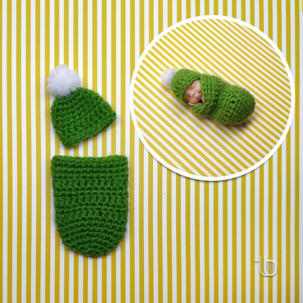 Vêtements de bébé miniatures pour poupée bébé ooak de 1 pouce. Tenue verte avec chapeau style Pom. Noeuds pour cheveux, bonnets, cocons