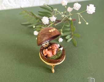 Winzige Elfenbabypuppe im Detail. Realistische Feen-Mini-Eichenbabypuppe. Miniatur-Fantasy-Reborn-Baby.