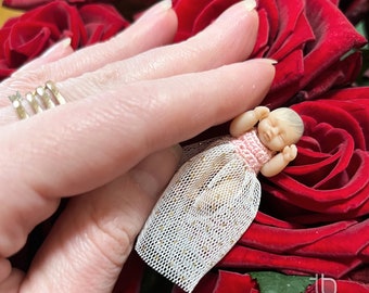 Miniatuur eikenhouten babymeisjespop voor poppenhuis (schaal 12). Klein, met de hand gebeeldhouwd pasgeboren popje.  Accessoires voor babypoppen. Roze jurk. Vintage pop