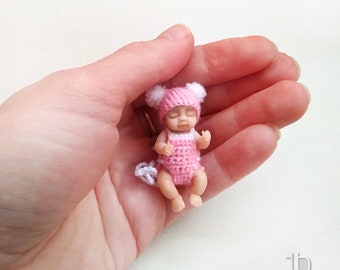 Miniatuur reborn baby meisje, met beweegbare benen en handen, schaal 1/12, poppenhuis baby's, unieke baby accessoires.