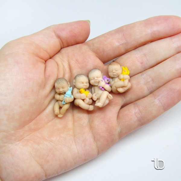 Miniatuur herboren baby's met de rubberen eend Polymeerklei originele handgebeeldhouwde kunstkleipoppen schaal 1:12