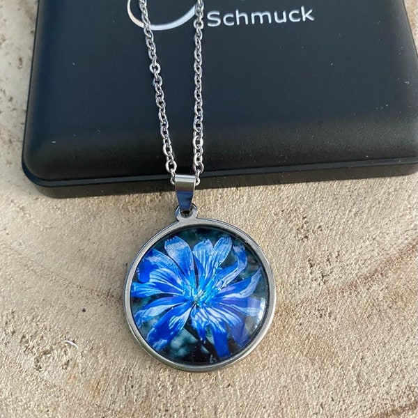 Edelstahlkette "Kornblume", floral, Blaue Blume, Anhänger mit Kette, kurze Kette, Schmucketui