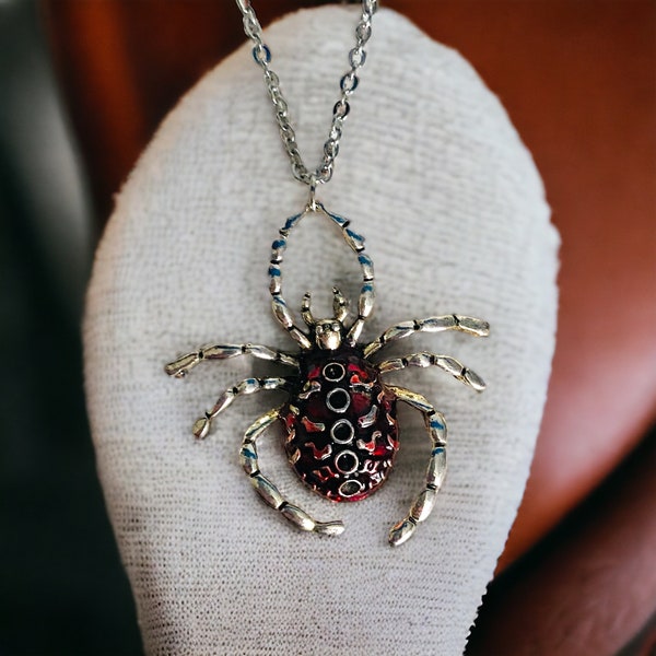 Kette mit Anhänger, Spinne, Gothic, Krabbeltier, mystisch, Mittelalter, gruslig, Tier, Terrarium, alte Häuser,