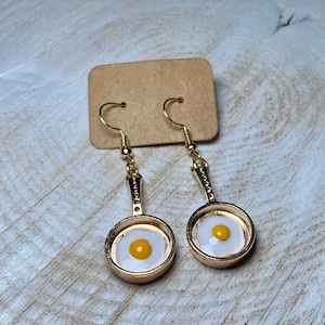 Earrings &quot;Frying pan&quot;, New Year&#39;s Eve, fun, hanger, earrings, joke, egg, fried egg, cook, kitchen, pan, frying pan, party, souvenir