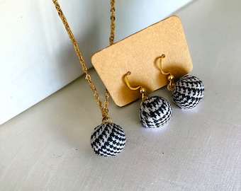 Set of chain earrings, checkered, checkered, ball, marble, pearl, fabric, round pendant, gold, golden chain, stainless steel, black and white, classic