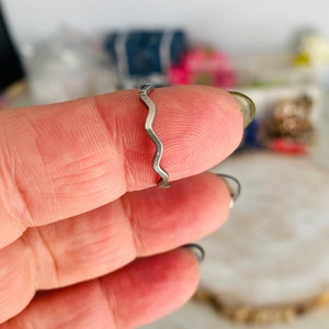 Finger ring wave line, universal, adjustable, stainless steel, silver, size 16 to approx. size 20 adjustable, for bending, adjusting, zig zag, water,