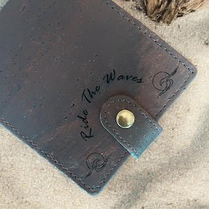 Cartera Van Life Surfer, Cartera de corcho grabada única, Cartera de cuero vegano para hombre, Cartera Vanlife personalizada de tres pliegues, Regalo para el Día del Padre