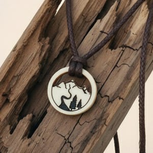 Gepersonaliseerde bergketting, gegraveerde herentouwhanger, rustieke sieraden