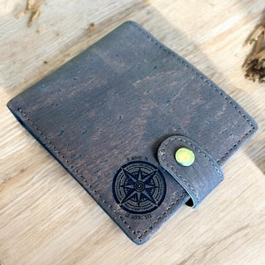 Coole Korkgeldbörse mit Kompass-Gravur und Koordinaten, Geschenk zum Vatertag, vegane Brieftasche für Herren, personalisierte dreifache Brieftasche, Geschenk für Freund