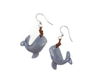 Oorbellen met een afbeelding van een walvis uit de Tagua-notenboom: bijzondere sieraden met een oceaanmotief.