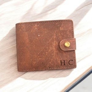 Gravierte Herren Vegan Leder Trifold Kork Brieftasche, Vatertagsgeschenk, personalisiertes Geschenk für Papa, Geschenk zum 3. Hochzeitstag für Ehemann