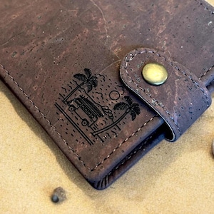 Van Life Surfer Brieftasche, Einzigartige Gravierte Kork Brieftasche, Vegan Leder Brieftasche für Herren, Personalisierte Vanlife Trifold Brieftasche, Vatertagsgeschenk
