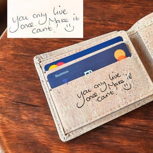 Cartera con escritura grabada, billetera triple de corcho personalizada, billetera vegana para hombre, escritura a mano a partir de una foto, regalo para papá, regalo para el Día del Padre