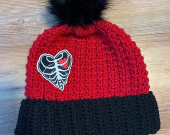 Gorro con huesos y corazones