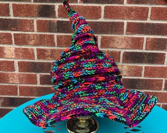 Sombrero de bruja de neón retorcido