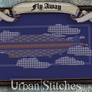 Puede incluir: Un patrón de punto de cruz de una aeronave azul y dorada volando a través de nubes blancas sobre un fondo azul oscuro. El título "Fly Away" se muestra sobre la aeronave. El texto "Urban Stitches" se muestra debajo de la aeronave.