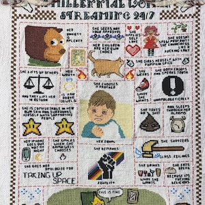 Może przedstawiać: Wzór haftu krzyżykowego przedstawiający humorystyczną ilustrację kobiety z pokolenia milenialsów. Ilustracja jest podzielona na siatkę kwadratów, z których każdy zawiera inną cechę lub stereotyp kojarzony z kobietami z pokolenia milenialsów. Tekst "Millennial Woman" i "Streaming 24/7" znajduje się w górnej części obrazu.