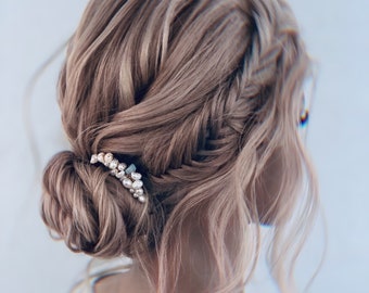Unique bridal haircomb with freshwaterpearls & a subtle blue gemstone, JILL Haircomb, bridal haircomb something blue