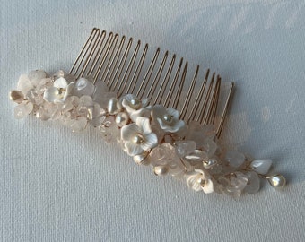 Bohemian haaraccessoires voor de bruid met keramische bloemen en parels, CELESTE HAIRCOMB, haaraccessoires voor de boho bruid