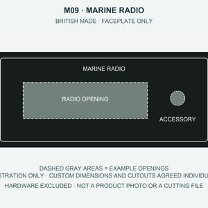 Puede incluir: Una placa frontal de radio marina rectangular negra con texto blanco M09 MARINE RADIO, BRITISH MADE, FACEPLATE ONLY. Presenta una abertura rectangular gris con líneas discontinuas y una abertura circular con el texto ACCESSORY.