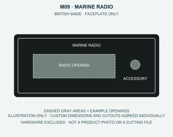 Może przedstawiać: Czarna prostokątna płyta czołowa radia morskiego z białym napisem M09 MARINE RADIO, BRITISH MADE, FACEPLATE ONLY. Posiada szary przerywany prostokątny otwór radiowy oraz okrągły otwór na akcesoria z napisem ACCESSORY.
