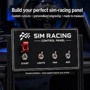 Op de afbeelding: Een zwart rechthoekig sim-racing bedieningspaneel met een wit geblokt vlaglogo en de tekst SIM RACING CONTROL PANEL. Het bevat één rode veiligheidsschakelaar gelabeld START en drie zilveren tuimelschakelaars gelabeld LIGHTS, FAN en AUX.