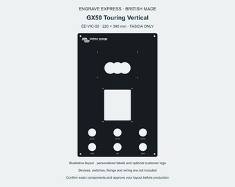 Può includere: Un pannello frontale rettangolare nero GX50 Touring Vertical che misura 220 x 340 mm. Il pannello presenta il logo Victron Energy, un grande ritaglio quadrato centrale, un ritaglio a triplo cerchio in alto e sei ritagli circolari più piccoli nella parte inferiore.