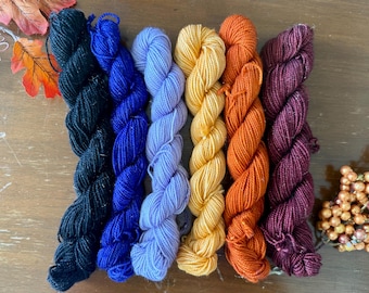 Set de mini ovillos Libro de Hechizos de Otoño / Hilo de Otoño y Halloween / Set de 6 mini ovillos / Hilo para calcetines de grosor fino / Merino teñido a mano con nailon Stellina