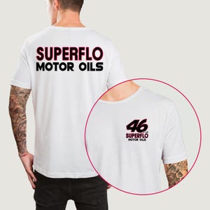 Puede incluir: Camiseta blanca con texto negro que dice "SUPERFLO MOTOR OILS" en la espalda. La parte delantera de la camiseta tiene un logotipo negro y rojo con el n&uacute;mero 46 y el texto "SUPERFLO MOTOR OILS".