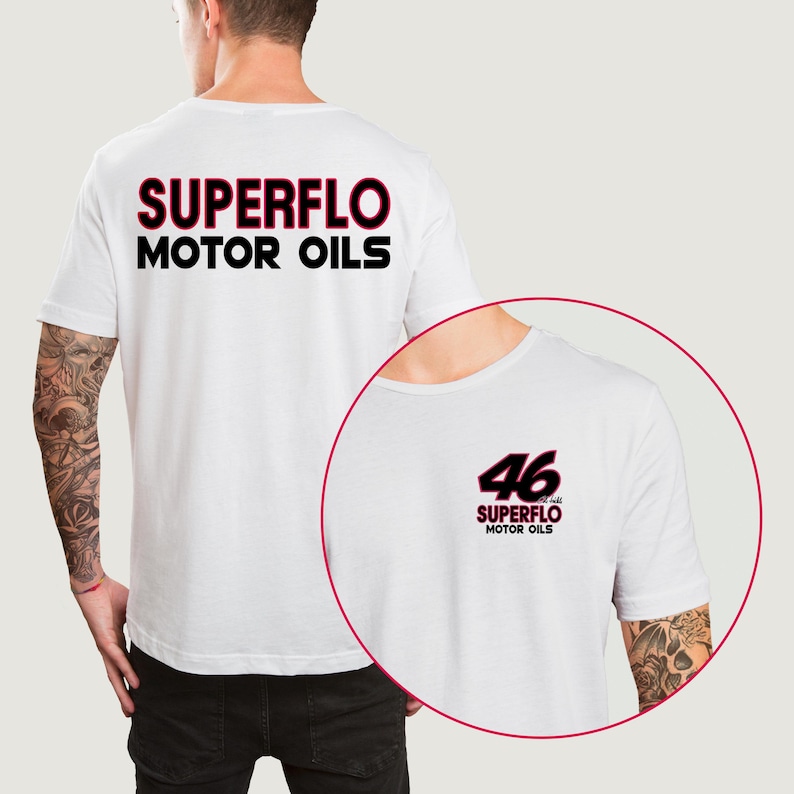 Puede incluir: Camiseta blanca con texto negro que dice "SUPERFLO MOTOR OILS" en la espalda. La parte delantera de la camiseta tiene un logotipo negro y rojo con el n&uacute;mero 46 y el texto "SUPERFLO MOTOR OILS".