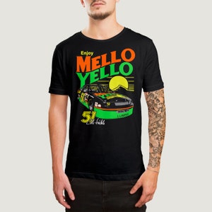Puede incluir: Camiseta negra con un gráfico verde y naranja de un coche de carreras con el texto "Enjoy Mello Yello" y "51 Cale Yarborough" en él.
