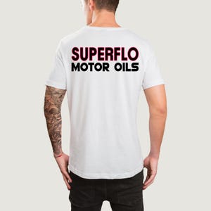 Puede incluir: Camiseta blanca con texto negro que dice "SUPERFLO MOTOR OILS" en letras rojas con contorno.