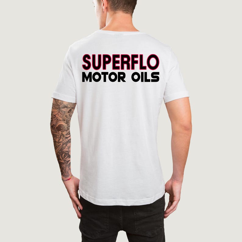 Puede incluir: Camiseta blanca con texto negro que dice "SUPERFLO MOTOR OILS" en letras rojas con contorno.