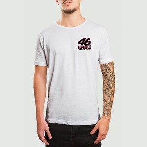 Puede incluir: Camiseta blanca con un logotipo negro y rojo que dice "46 SUPERFLO MOTOR OILS".