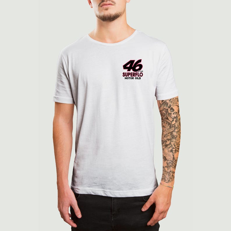 Puede incluir: Camiseta blanca con un logotipo negro y rojo que dice "46 SUPERFLO MOTOR OILS".