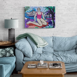 Puede incluir: Una pintura de una mujer en un traje de ba&ntilde;o rosa sentada en una playa con un barco en el fondo. La pintura est&aacute; hecha en un estilo colorido y abstracto.