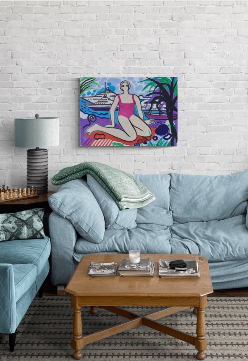 Puede incluir: Una pintura de una mujer en un traje de ba&ntilde;o rosa sentada en una playa con un barco en el fondo. La pintura est&aacute; hecha en un estilo colorido y abstracto.