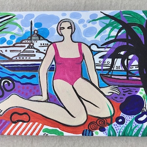 Puede incluir: Una pintura de una mujer en un traje de ba&ntilde;o rosa sentada en una playa con un yate y palmeras en el fondo.