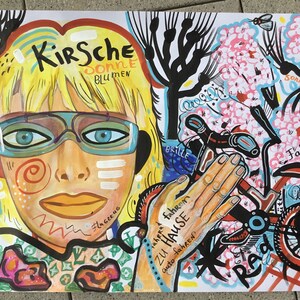 Pode incluir: Uma pintura colorida de uma pessoa usando &oacute;culos e uma camisa estampada. A pintura inclui as palavras "Kirsche", "Donne", "Blumen", "Brille", "Fahrra fahren", "auto fahren", "ZU HAUSE", "Rad", "Fahrrad", "Bie" e "BIENEN".