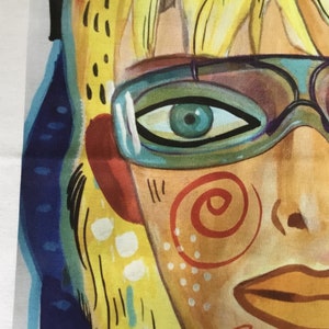 Pode incluir: Close-up de uma pintura colorida de um rosto. A pessoa est&aacute; usando &oacute;culos e tem um desenho de espiral na bochecha. A pintura &eacute; feita em um estilo que lembra a pop art.