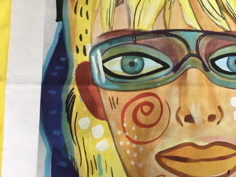 Pode incluir: Close-up de uma pintura colorida de um rosto. A pessoa est&aacute; usando &oacute;culos e tem um desenho de espiral na bochecha. A pintura &eacute; feita em um estilo que lembra a pop art.