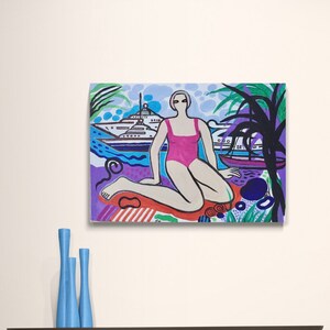 Puede incluir: Una pintura de una mujer en un traje de ba&ntilde;o rosa sentada en una playa con un yate blanco en el fondo. La pintura est&aacute; hecha en un estilo colorido y abstracto.