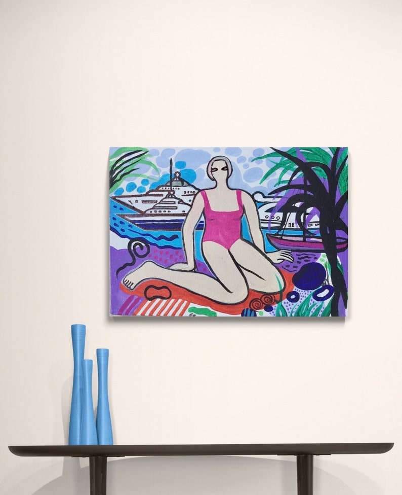 Puede incluir: Una pintura de una mujer en un traje de ba&ntilde;o rosa sentada en una playa con un yate blanco en el fondo. La pintura est&aacute; hecha en un estilo colorido y abstracto.