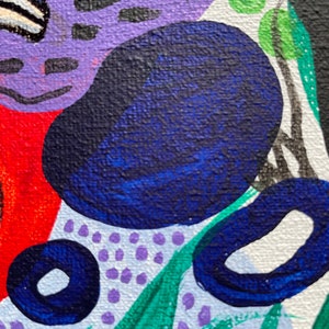 Puede incluir: Pintura abstracta con un esquema de color azul, verde, morado y blanco. La pintura presenta una variedad de formas y patrones, incluyendo c&iacute;rculos, puntos y l&iacute;neas.