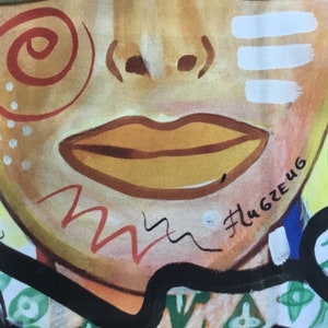 Pode incluir: Um close-up de um rosto pintado com uma boca grande laranja, uma espiral vermelha e pontos brancos. O rosto &eacute; pintado em um fundo branco com um contorno preto. O texto "#lu6ze46" &eacute; escrito em preto do lado direito do rosto.