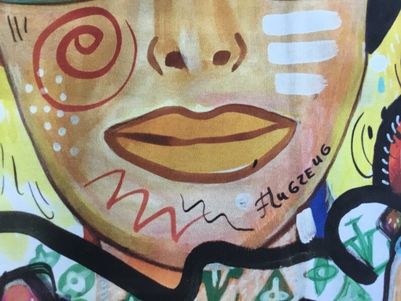 Pode incluir: Um close-up de um rosto pintado com uma boca grande laranja, uma espiral vermelha e pontos brancos. O rosto &eacute; pintado em um fundo branco com um contorno preto. O texto "#lu6ze46" &eacute; escrito em preto do lado direito do rosto.