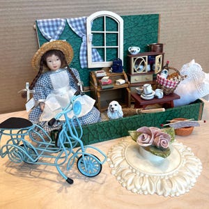 Vintage-Puppenhaus-Wohnzimmermöbelset, Konvolut verschiedener antiker und Vintage-Artikel, Fundstücke-Assemblage für ein Puppenhaus