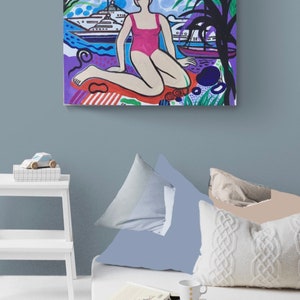 Puede incluir: Una pintura colorida de una mujer en un traje de ba&ntilde;o rosa sentada en una playa con un gran barco blanco en el fondo.